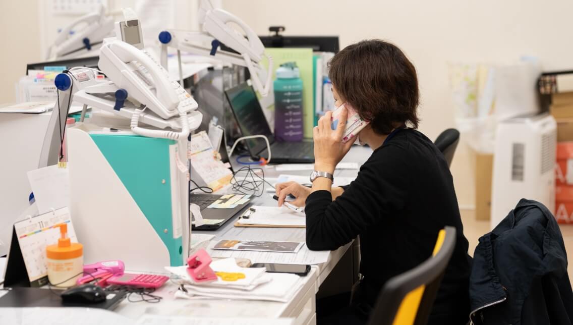 電話をしているスタッフ