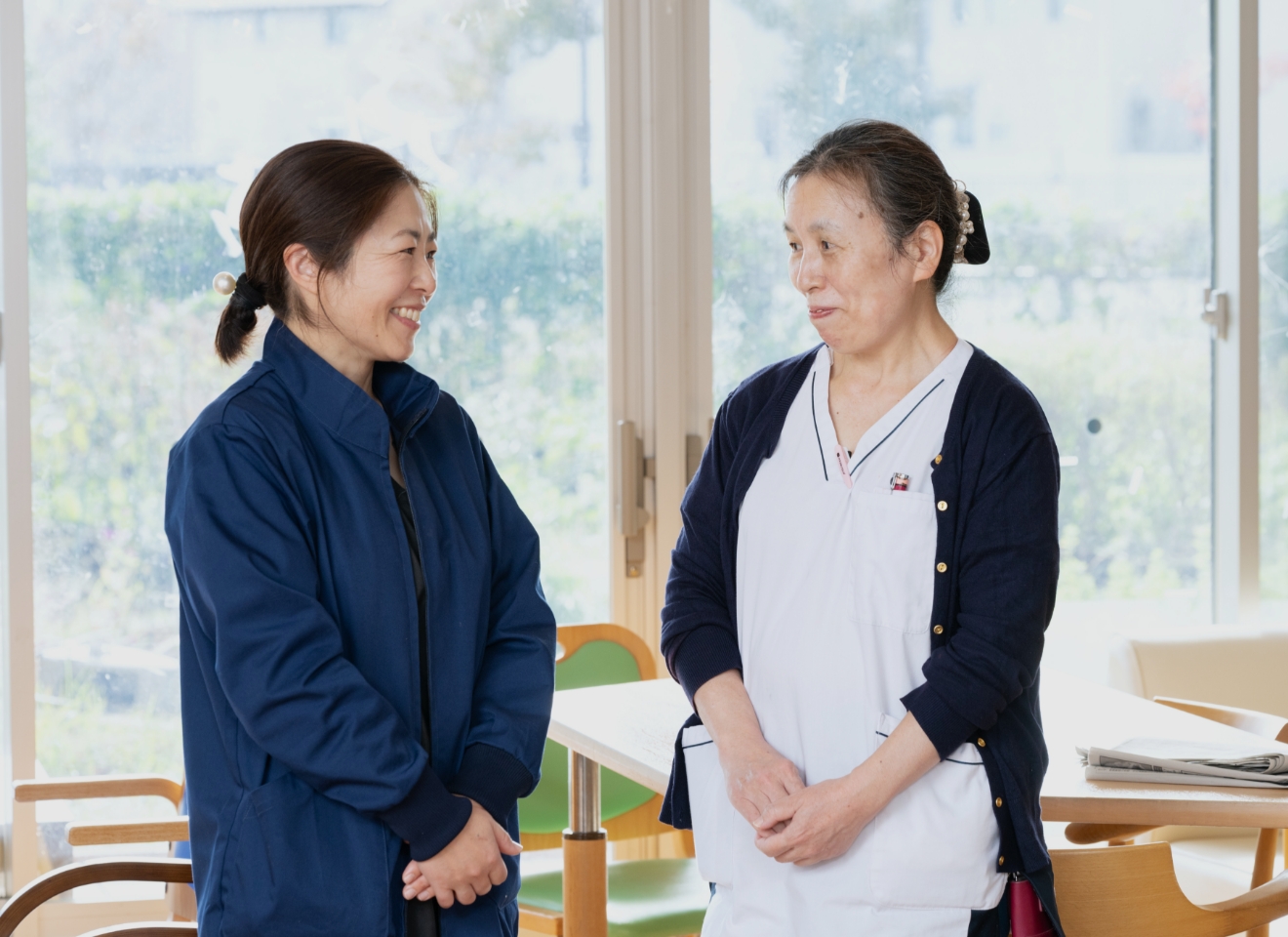 微笑むスタッフ