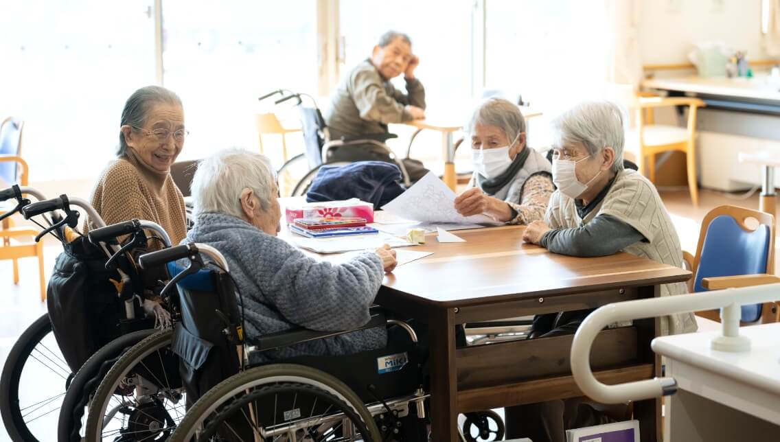 団欒しているショートステイ利用者