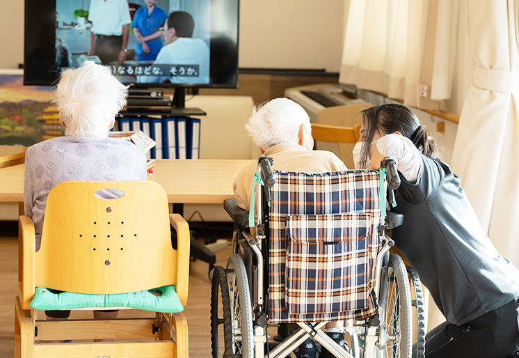 食事をする入居者