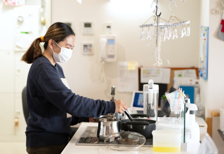 調理をするスタッフ